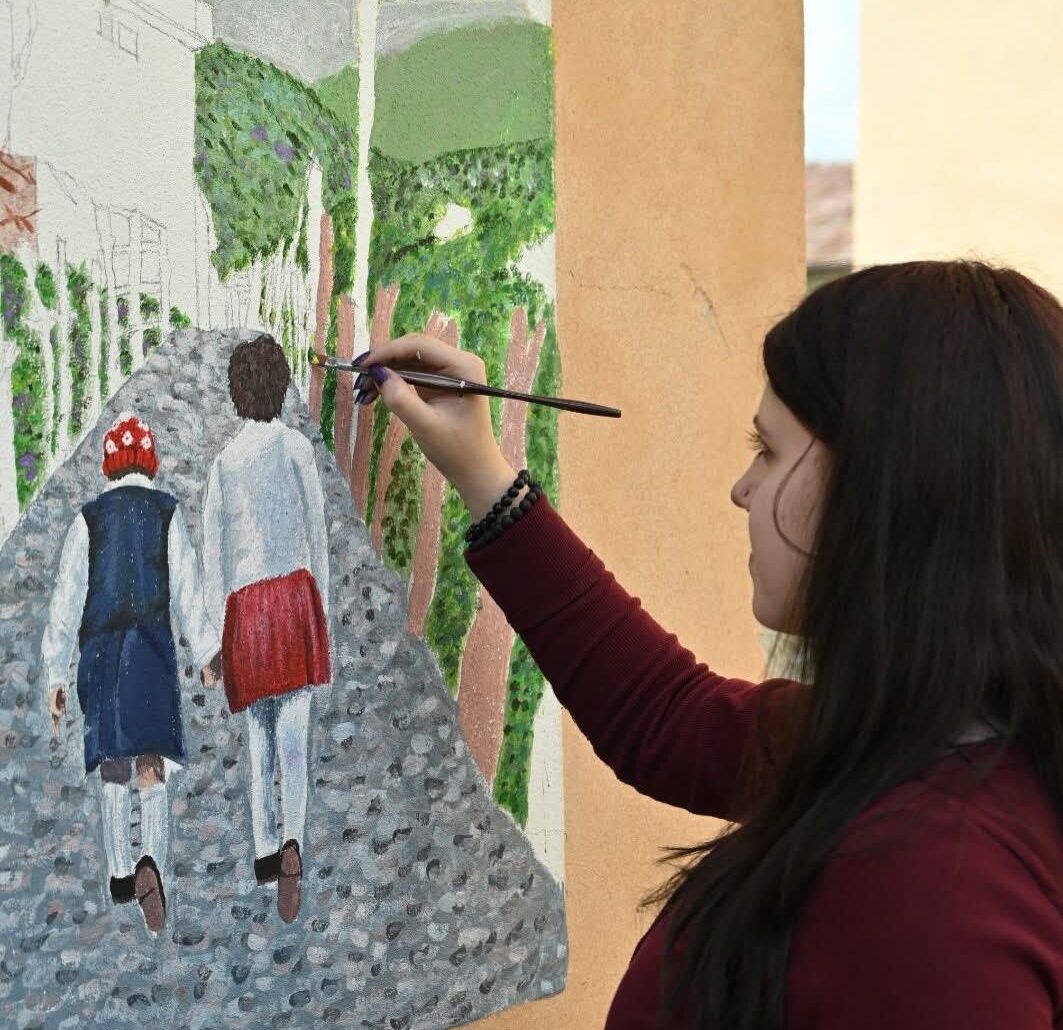 Immagine dell’articolo Zorzone borgo degli affreschi, 23 opere sui muri delle case. E il grande murale di Frode